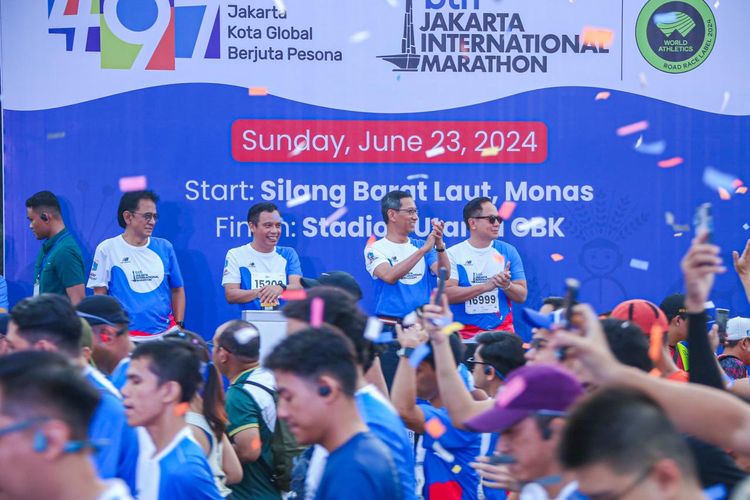 Penjabat (Pj.) Gubernur DKI Jakarta Heru Budi Hartono bertepuk tangan usai melepas peserta BTN Jakarta International Marathon (Jakim) 2024 di Silang Barat Laut Monumen Nasional (Monas), Minggu (23/6/2024).

