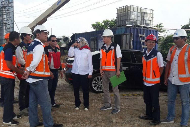Direktur Utama PT Jasa Marga (Persero) Tbk. Desi Arryani mengunjungi pembangunan proyek Jalan Tol Jakarta-Cikampek II (Elevated), Minggu (25/2/2018)