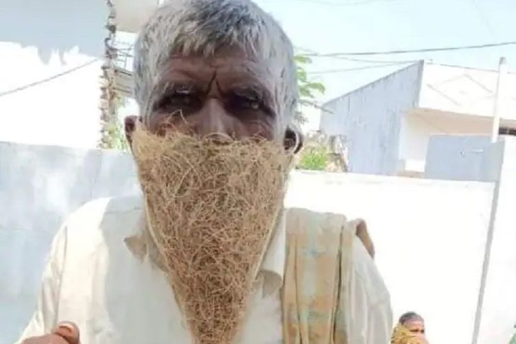 Mekala Kurmayya, seorang pria di Telangana, India, yang menjadi viral karena memakai sarang burung sebagai masker.