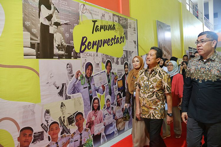 Menteri Kelautan dan Perikanan (Menteri KP) Sakti Wahyu Trenggono saat berkeliling di Politeknik KP Dumai, Riau