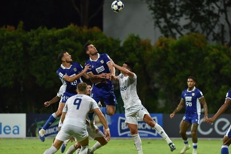 Duel udara dua bek jangkung Persib Bandung Julio Cesar dan Patricio Matricardi kala terjadi sepak pojok di laga melawan Lion City Sailors FC dalam laga kelima Grup G AFC Champions League Two (ACL 2) 2025-2026, Rabu (26/11/2025) di Stadion Bishan, Singapura. 