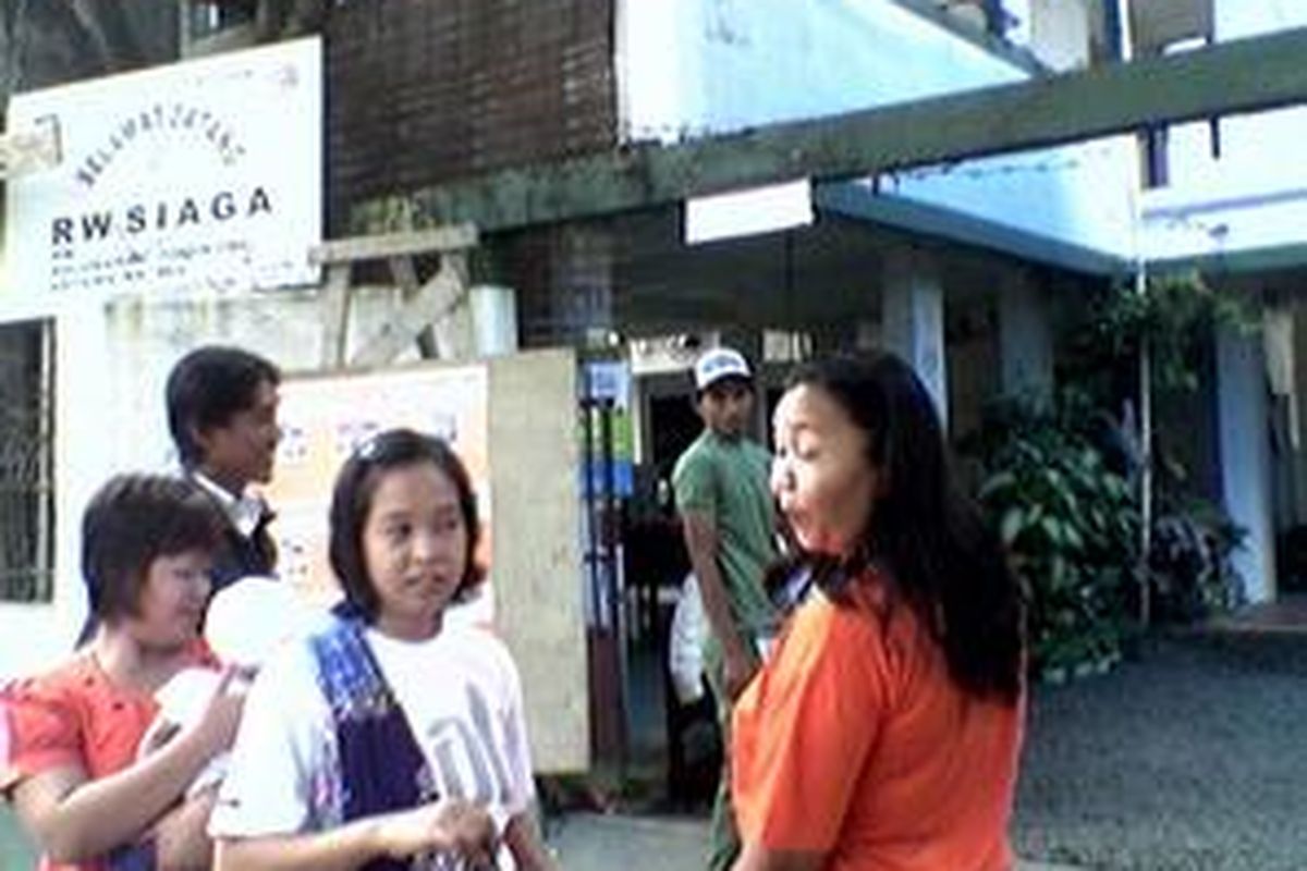 Suasana Tempat Pemungutan Suara di RW 3 Kelurahan Pondok Cina Kecamatan Beji Depok, Minggu (13/4). Meski warga kurang antusias, suasana TPS tampak ramai.