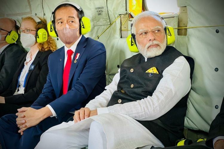 Presiden Joko Widodo dan PM India Narendra Modi duduk bersebelahan saat berada di helikopter yang membawa keduanya ke lokasi KTT G7 di Schloss Elmau, Jerman, Senin (27/6/2022). 