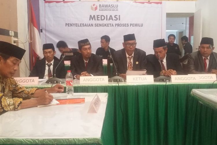 Badan Pengawas Pemilu (Bawaslu) Kabupaten Wajo, Sulawesi Selatan (Sulsel) tengah menggelar rapat terkait sengketa Pemilu, Selasa, (9/4/2019).