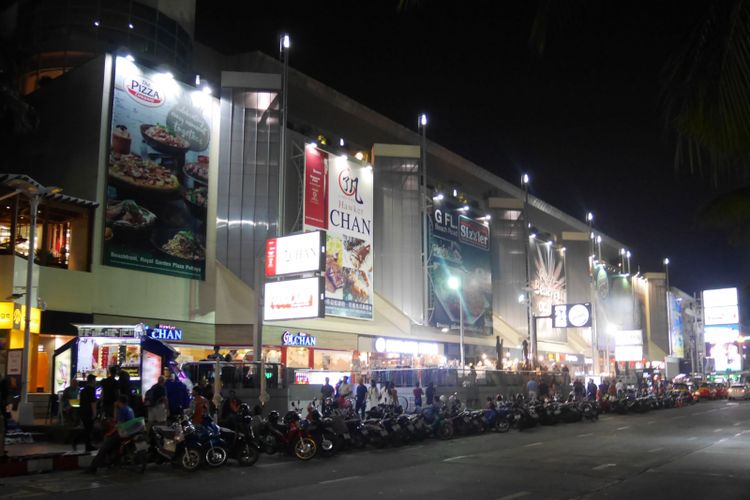 Malam hari di Kota Pattaya, Thailand dapat menemukan banyak hiburan mulai dari hiburan, kuliner, dan belanja oleh-oleh.