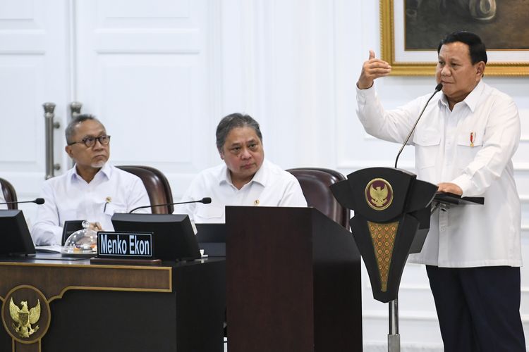 Presiden Prabowo Subianto (kanan) disaksikan Menko Perekonomian Airlangga Hartarto (tengah) dan Menko Pangan Zulkifli Hasan (kiri) memberikan arahan saat memimpin sidang kabinet paripurna di Kantor Presiden, Jakarta, Rabu (22/1/2025). Dalam sidang kabinet paripurna tersebut Presiden Prabowo Subianto memuji kinerja Kabinet Merah Putih yang telah bekerja selama tiga bulan. ANTARA FOTO/Hafidz Mubarak A/foc.