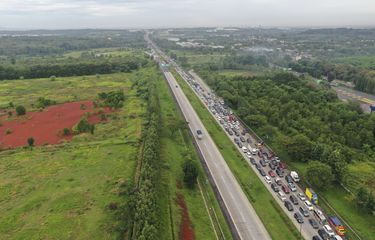 Daftar tarif Tol Cipali per 30 Oktober 2024.PT Lintas Marga Sedaya atau Astra Tol Cipali mengonfirmasi bahwa tarif tol Cikopo-Palimanan (Cipali) akan mengalami kenaikan mulai 30 Oktober 2024 pukul 00.00 WIB.
Sejumlah kendaraan melintasi jalan tol Cikopo-Palimanan, Kabupaten Purwakarta, Jawa Barat, Kamis (28/4/2022). Pada H-4 Lebaran 2022, sebagian ruas jalan tol Cikopo-Palimanan mengalami kepadatan volume kendaraan imbas dari antrean memasuki Gerbang Tol Cikampek Utama dan diperkirakan puncaknya pada H-3 Lebaran.