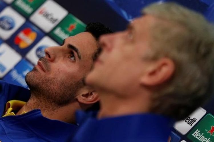 Mantan gelandang Arsenal, Mikel Arteta (kiri), dan manajer Arsene Wenger. 