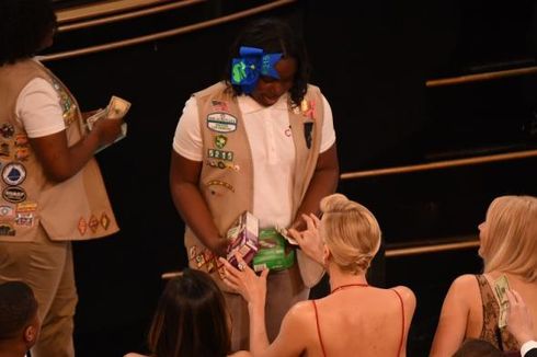 Chris Rock Jualan Kue di Panggung Oscar 2016
