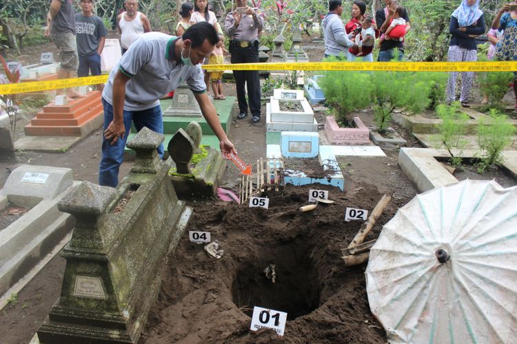 Polisi melakukan olah TKP aksi pembongkaran makam secara misterius di Kelurahan Mertasinga, Kecamatan Cilacap Utara, Jawa Tengah, Jumat (12/1/2017).
