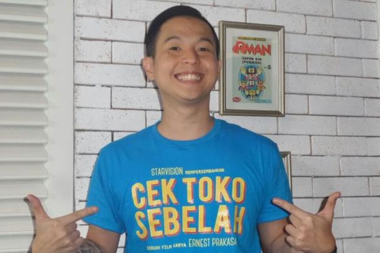 Ernest Prakasa menggelar peluncuran trailer film Cek Toko Sebelah yang disutradarainya di Comic Shop, di kawasan Tebet, Jakarta Selatan, Kamis (8/12/2016).