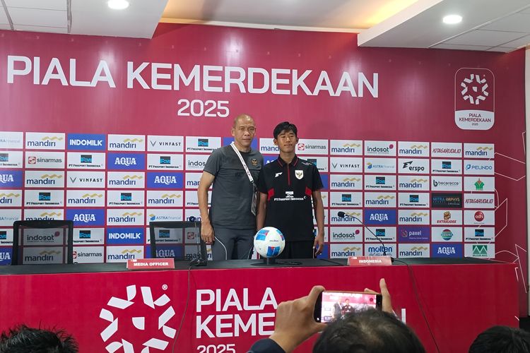 Pelatih timnas U-17, Nova Arianto bersama Dimas Adi Prasetyo foto bersama usai memberikan keterangan pers di Piala Kemerdekaan 2025, Jumat (15/8/2025)
