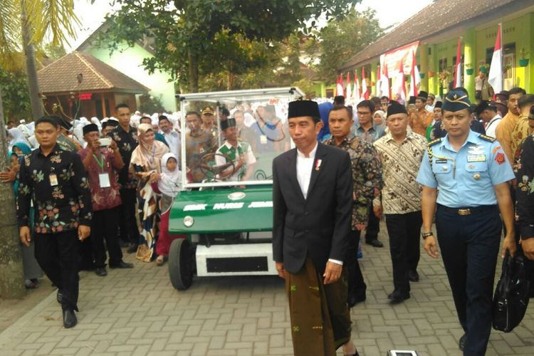 Presiden Joko Widodo Saat Tiba di Pondok Pesantren Nurul Islam, Kelurahan Antirogo, Kecamatan Sumbersari, Kabupaten Jember, Jawa Timur, Sabtu (12/8/2017).