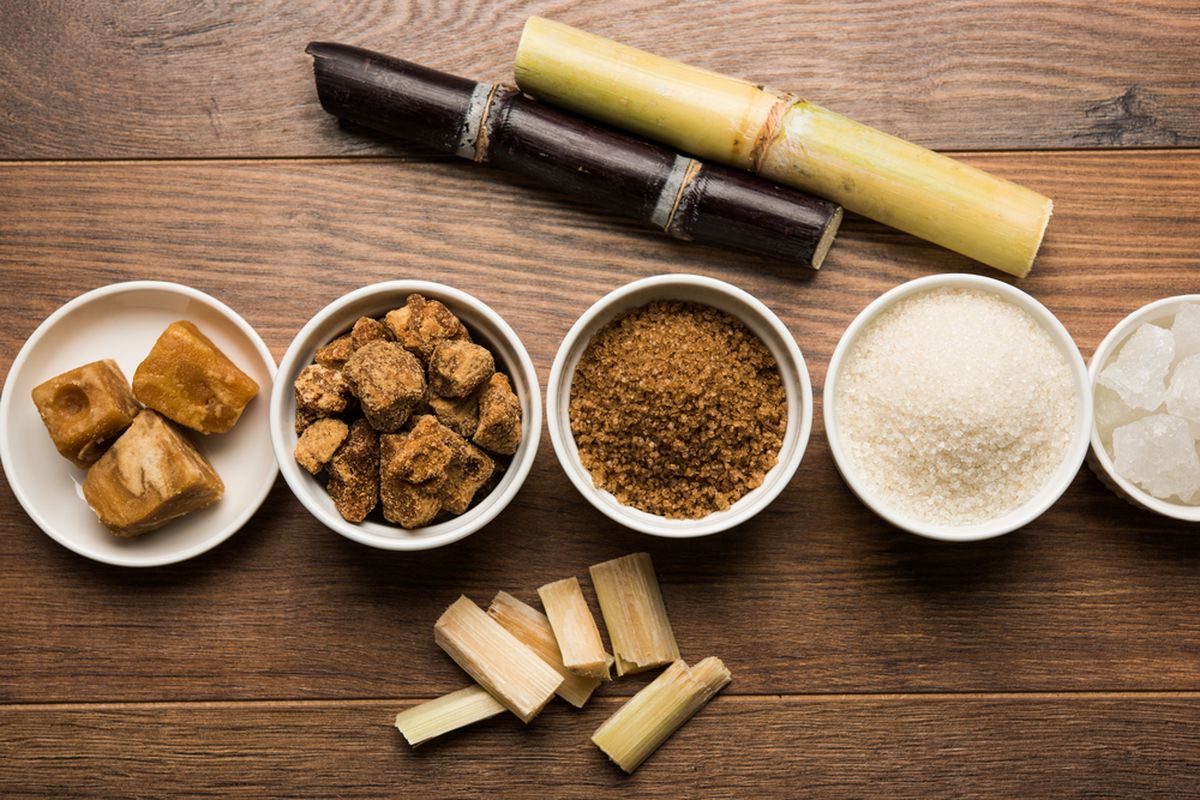 Ilustrasi beragam jenis gula, termasuk brown sugar dan palm sugar. 