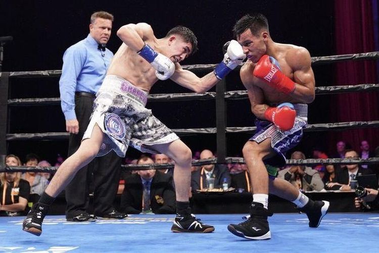 El boxeador mexicano Leo Santa Cruz venció a su compatriota Rafael Rivera en una pelea de 12 asaltos el sábado para retener su título de peso pluma de la AMB.