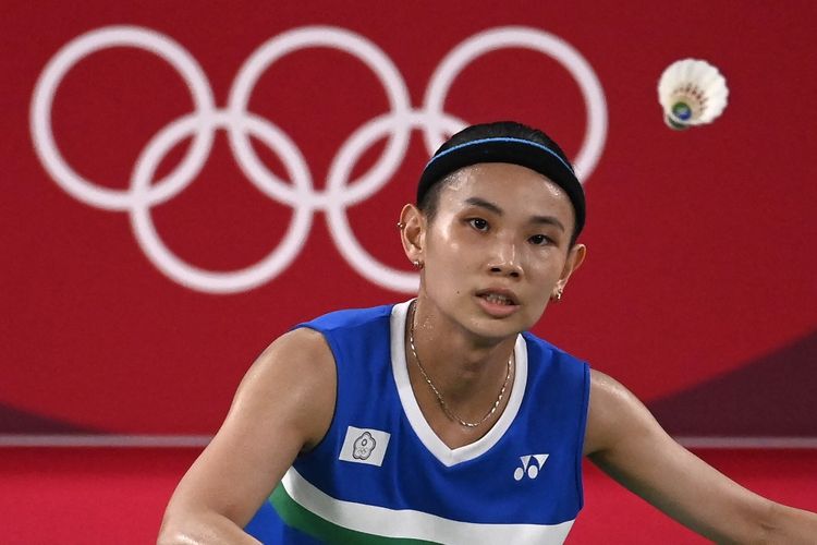 Tunggal putri Taiwan, Tai Tzu Ying, saat melawan Chen Yu Fei (China) pada final Olimpiade Tokyo 2020 di Musashino Forest Sport Plaza, Minggu (1/8/2021).