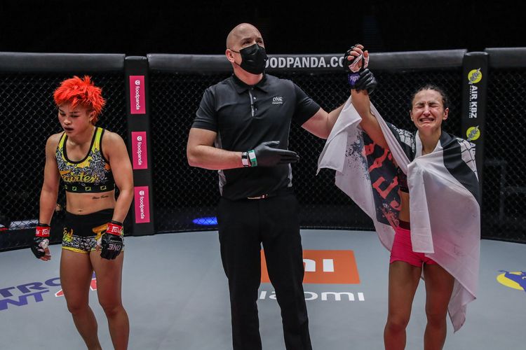 Petarung wanita Ukraina dalam seni bela diri campuran atau mixed martial arts (MMA), Alyona Rassohyna (kanan), berhasil mengalahkan lawannya, Stamp Fairtex (Thailand), pada laga utama ONE Championship, ONE: UNBREAKABLE III.