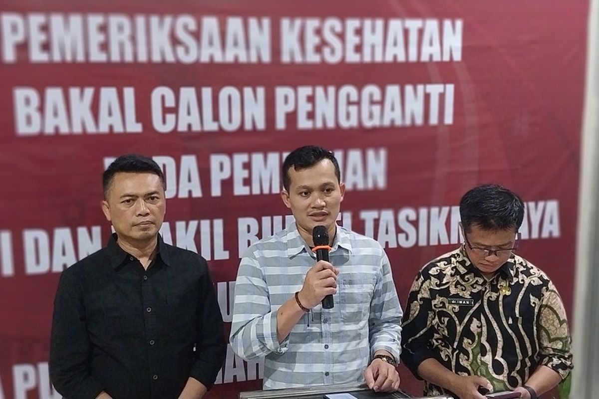 Ketua KPU Kabupaten Tasikmalaya, Jawa Barat, Ami Imron Tamami (tengah) saat memberikan keterangan Pers di Tasikmalaya belum lama ini.