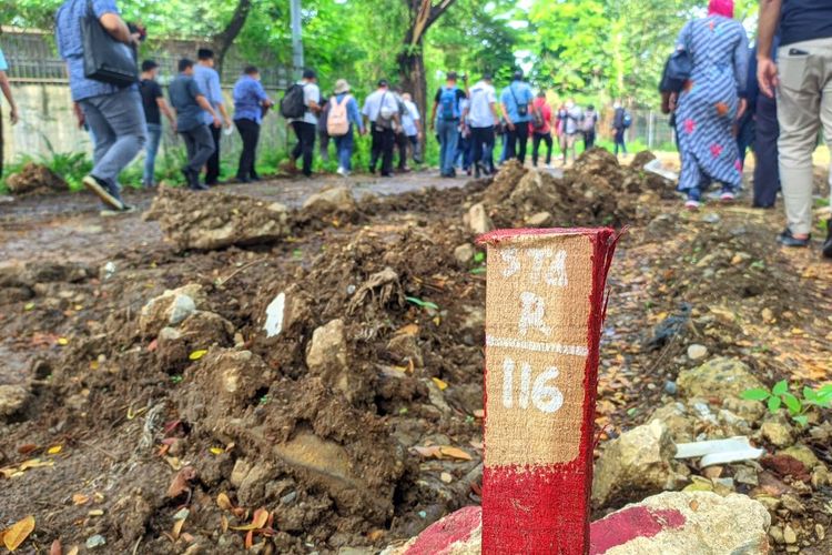 Kondisi lokasi sirkuit Formula E Jakarta saat kunjungan kerja Komisi B DPRD DKI Jakarta, Rabu (29/12/2021) berlumpur dan banyak sampah.