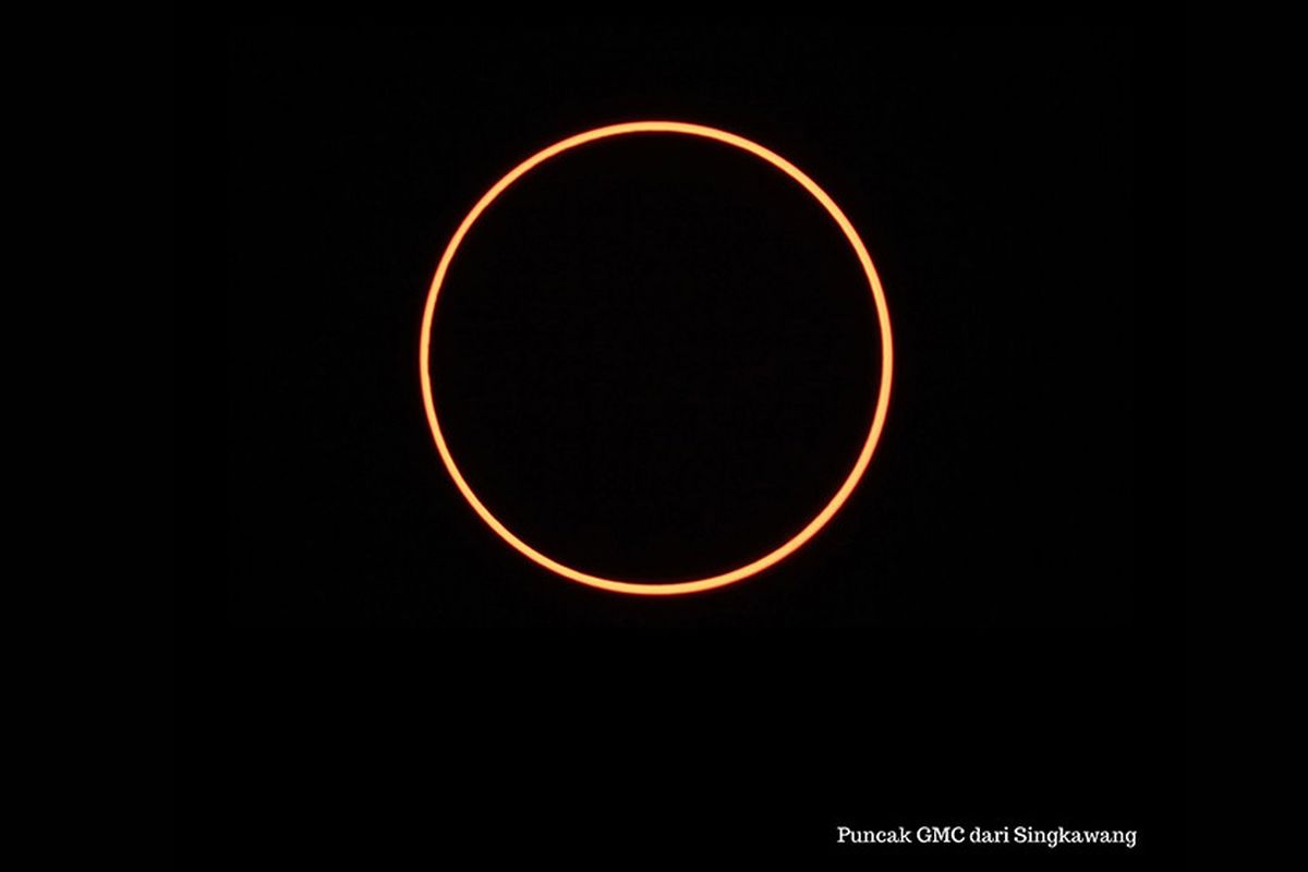 Penampakan puncak gerhana matahari cincin yang diabadikan oleh Tim BMKG dari Singkawang, Kalimantan Barat, Kamis (26/12/2019). Menurut daftar yang dirilis BMKG, fenomena astronomi gerhana matahari cincin akan melewati 25 kota/kabupaten di Indonesia pada Kamis hari ini.