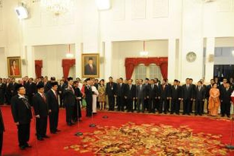 Presiden Joko Widodo (Jokowi) melantik 5 menteri dan sekretaris kabinet di Istana Negara, Rabu (12/8/2015).