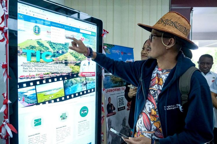 Menparekraf Sandiaga Uno meluncurkan Tourist Information Center (TIC) di Bandara Dortheys Hiyo Eluay (DJJ) sebagai upaya penyediaan sarana informasi bagi wisatawan yang berkunjung ke Jayapura, Papua, Rabu (5/7/2023). 