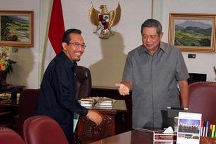 Presiden Susilo Bambang Yudhoyono menerima Menteri Pertanian Suswono (kanan) di Kantor Presiden, Jakarta, Rabu (13/2/2013). Suswono dipanggil Presiden untuk menjelaskan prosedur dan mekanisme perizinan impor daging. TRIBUNNEWS/DANY PERMANA