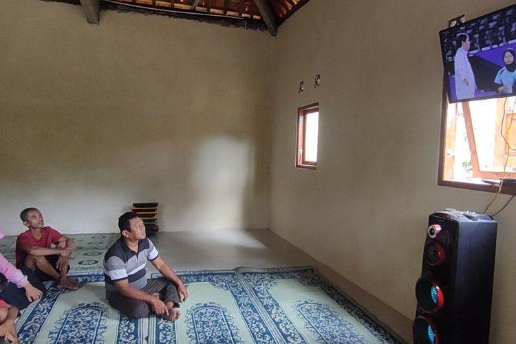 Ruang kelas PAUD Taoge menjadi tempat warga menonton bersama atau nonton bareng (nobar) via live streaming di Pedukuhan (dusun) Soropati, Kalurahan Hargotirto, Kapanewon Kokap, Kabupaten Kulon Progo, Daerah Istimewa Yogyakarta. Histeria, gemas, tangis dan bahagia menguar di tengah mereka yang menonton pertandingan Qonitah vs Xiao Zuxian di final bulutangkis perorangan kategori standing lower (SL) 3 di Paralimpiade Paris 2024.