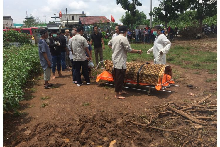 Proses Pemakaman Pasien Suspect Virus Corona di TPU Mangun Jaya, Selasa (3/3/2020).