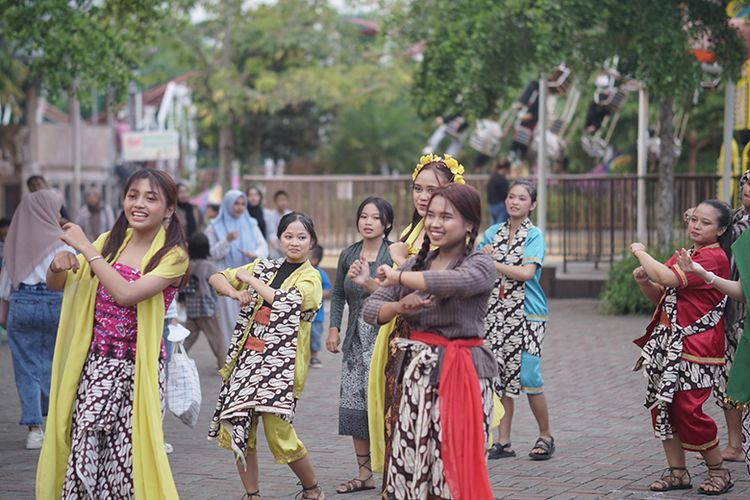 Pentas tari tradisional menjadi salah satu hiburan yang ditampilkan di Saloka Theme Park.