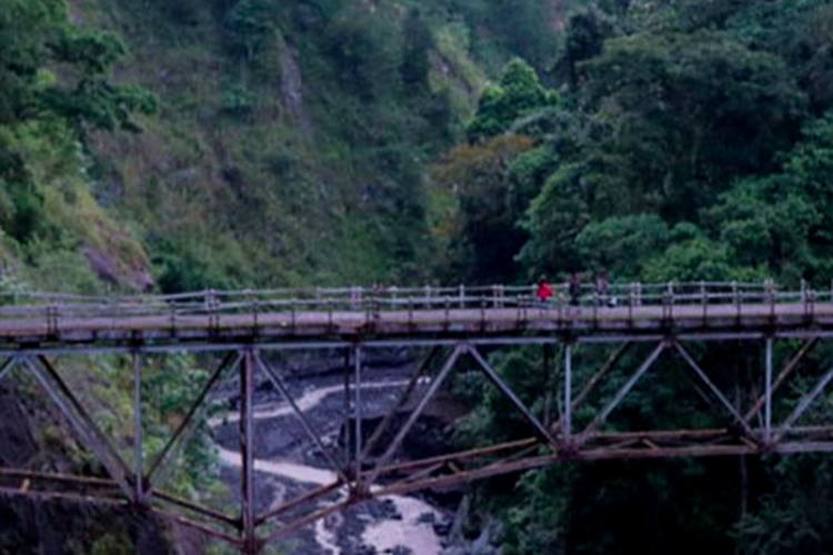 Jembatan Gladak, Kabupaten Lumajang, puts akibat terjangan banjir laar dingin dari meletusnya Gunung Semeru sekitar pukul 15.20 WIB, Sabtu (5/12/2021).