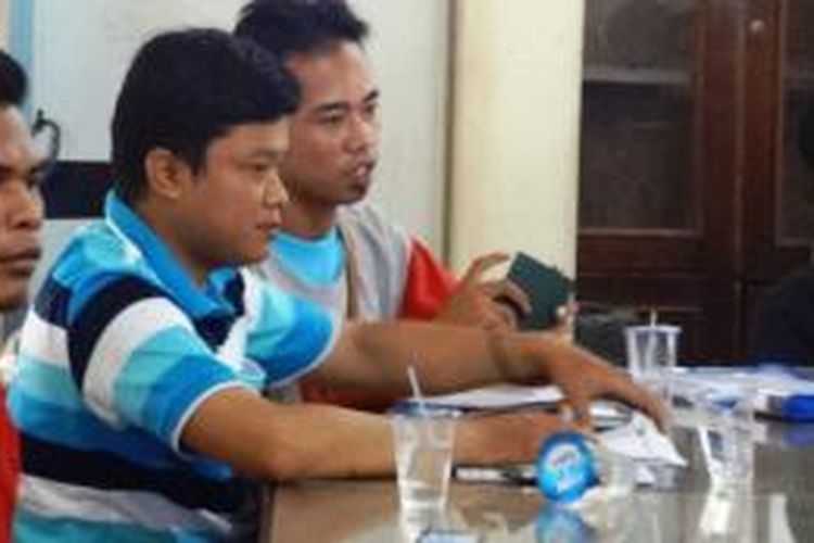 Willy (baju biru) bersama ke-23 TKI asal Sumut saat mengadukan penipuan yang dilakukan PT SPT dan PT Naim ke BP3TKI Medan