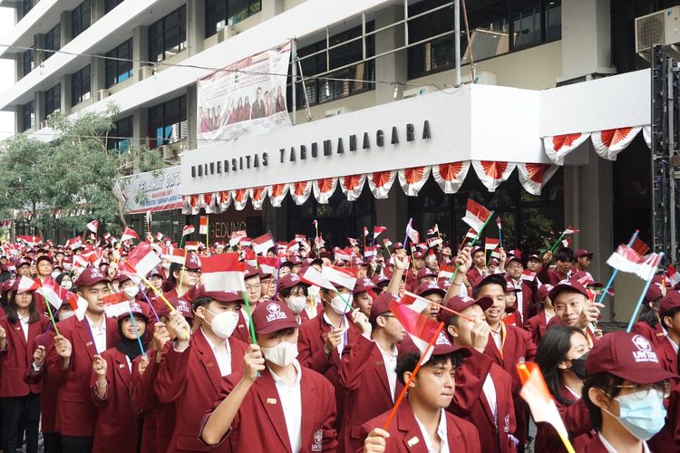 Universitas Tarumanagara (Untar) menggelar upacara bendera dalam rangka memperingati Hari Ulang Tahun (HUT) ke-78 Republik Indonesia (RI) di halaman Kampus I Untar, Kamis (17/8/2023).