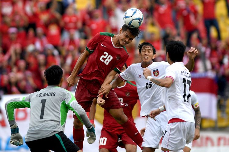 Pesepak bola Timnas U-22 Indonesia Rezaldi Hehanusa (kedua kiri) berebut bola di udara dengan pesepak bola Timnas U-22 Myanmar Than Paing (kedua kanan) pada laga perebutan medali perunggu sepak bola SEA Games XXIX di Stadion Majlis Perbandaran Selayang, Kuala Lumpur, Malaysia, Selasa (29/8/2017). Timnas sepak bola U-22 Indonesia menyumbang medali perunggu setelah menang 3-1 atas Myanmar.