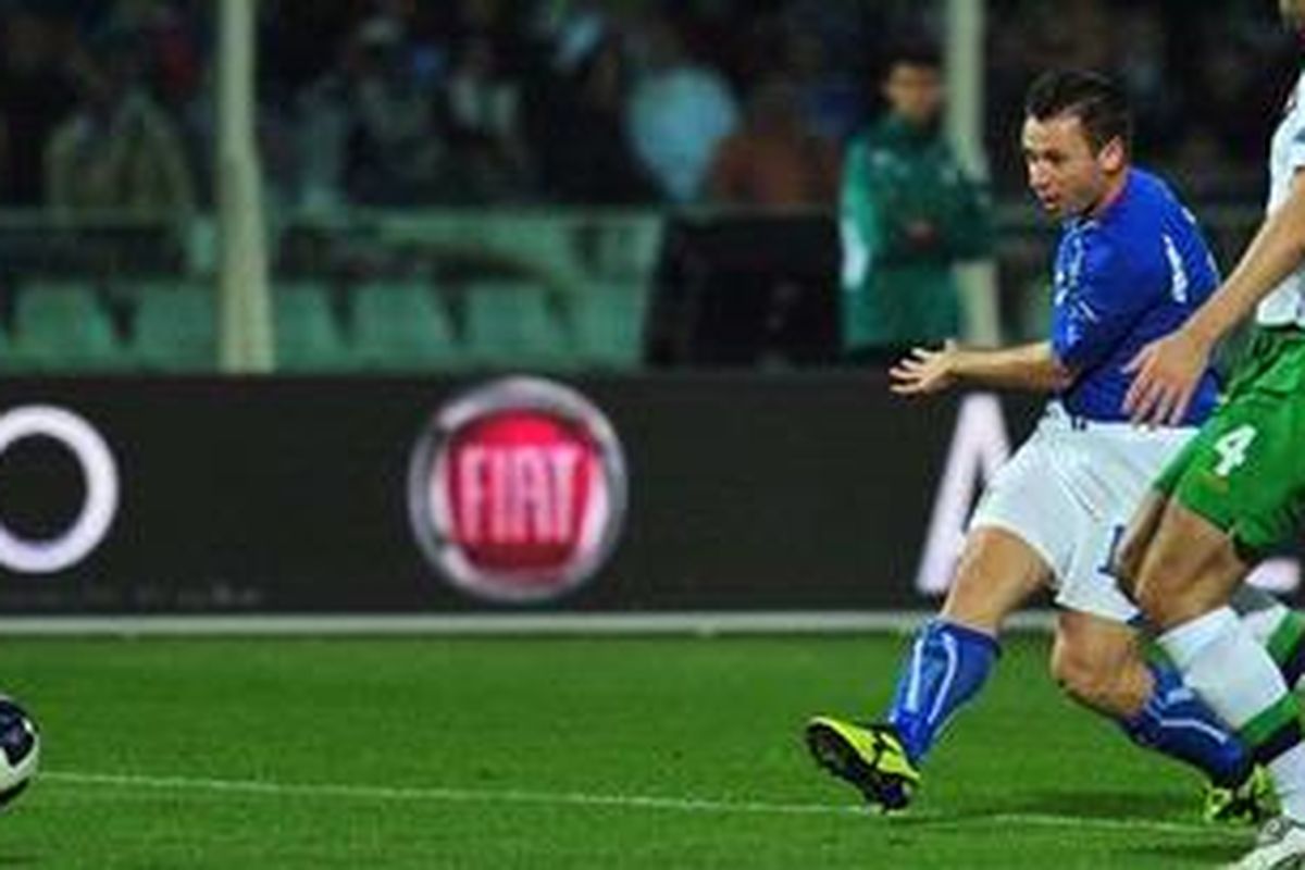 Penyerang Italia, Antonio Cassano (kedua dari kanan), melepaskan tembakan yang berujung gol keduanya (dari dua), ke gawang Irlandia Utara, pada laga fase grup kualifikasi Piala Eropa 2012, Selasa (11/10/2011). 