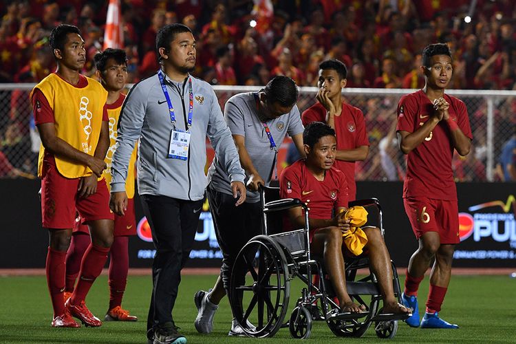 Sejumlah pemain Timnas U-22 Indonesia dan ofisial meninggalkan lapangan seusai kalah dari Timnas Vietnam dalam final sepak bola putra SEA Games 2019 di Stadion Rizal Memorial, Manila, Filipina, Selasa (10/12/2019). Timnas U-22 Indonesia meraih medali perak setelah kalah 0-3 dari Vietnam.