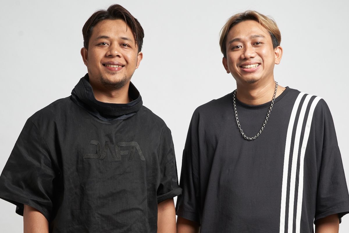 Tavin (kiri) dan Riki (kanan) sebagai pemenang nasional dari Style & Colour Trophy 2022, persembahan L?Oreal, pada Selasa (30/08/22). (dok. L?Oreal Indonesia)