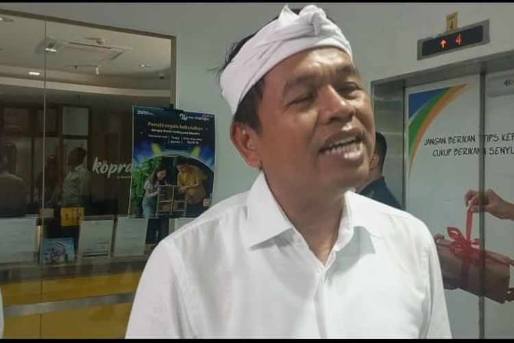 Gubernur Jabar, Dedi Mulyadi usia menjenguk Ilham, mahasiswa UPI korban penusukan OTK di RSHS Bandung, Minggu (31/8/2025).