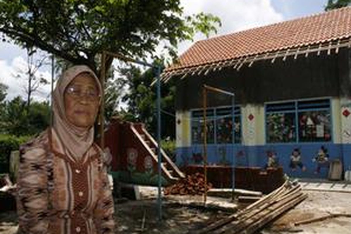 Turining (72), guru sepuh di TK Dharma Wanita Desa Kemulan, Kecamatan Turen, Kabupaten Malang.