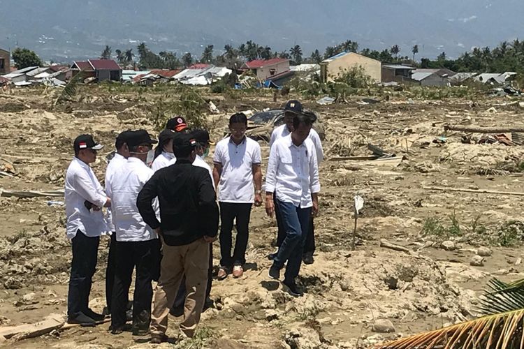 Presiden Jokowi saat mendatangi lahan lapang yang dulunya adalah komplek perumahan di Petobo, Sulawesi Tengah, Rabu (3/10/2018). Komplek perumahan itu habis tertimbun lumpur akibat adanya likuefaksi pasca gempa hebat di kota Palu.