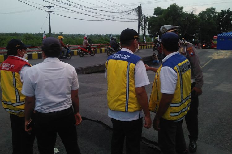 Jajaran Satker BBPJN Jawa Timur-Bali saat meninjau Jembatan Ngaglik 1 yang patah dan kemudian ambles, di jalan poros Nasional Pantura di Lamongan, Selasa (29/3/2022) sore.