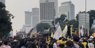 Massa UI Tertahan di Plaza UOB, Negosiasi dengan Polisi Berujung Saling Dorong