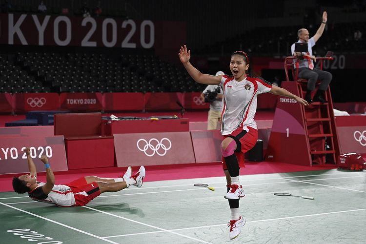 Ekspresi Greysia Polii (kanan) dan Apriyani Rahayu begitu dipastikan merebut medali emas bulutangkis nomor ganda putri di Olimpiade Tokyo 2020, Senin (2/8/2021).