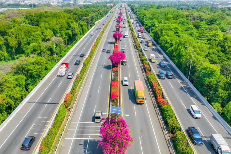 Ruas Jalan Tol Sedyatmo dibangun untuk melengkapi kawasan Bandara Internasional Soekarno-Hatta di Cengkareng, Tangerang, Banten.