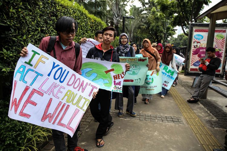 Sejumlah pelajar saat beraksi dengan isu global Friday For Future di depan Balai Kota, Jakarta Pusat, Jumat (15/3/2019). Aksi ini protes terhadap lambannya penanganan krisis pemanasan global di seluruh dunia.