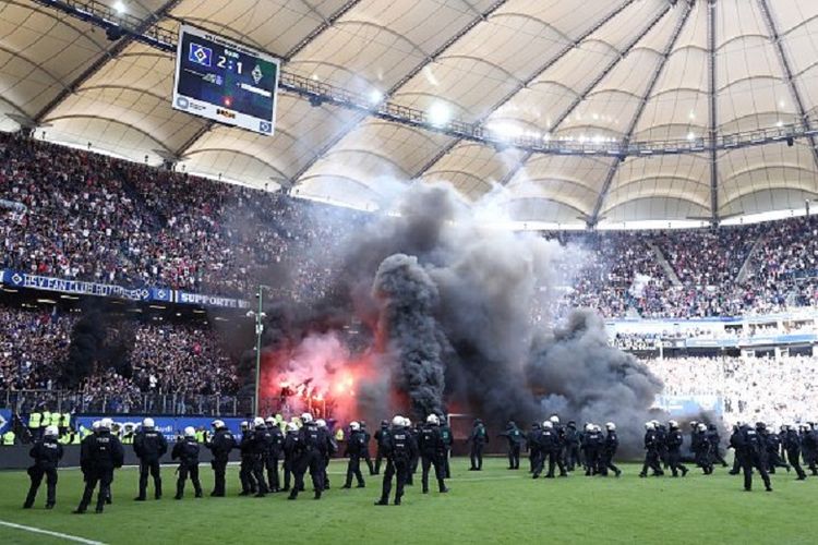 Kericuhan suporter Hamburg SV setelah timnya terdegradasi dari kasta tertinggi Liga Jerman pada Sabtu (12/5/2018).