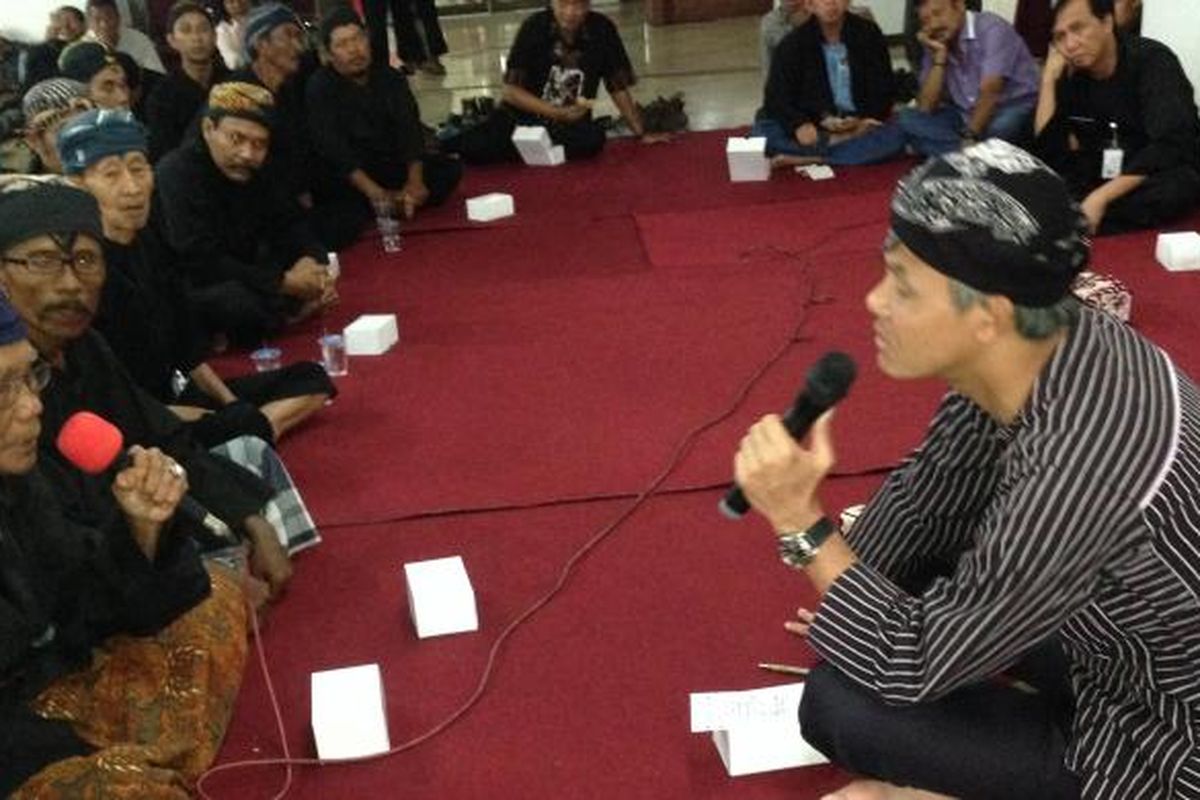 Gubernur Ganjar Pranowo berbincang dengan tokoh Sedulur Sikep dari empat daerah di Semarang, Kamis (15/12/2016)
