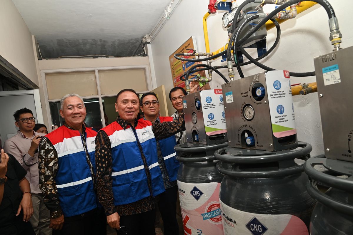 Komisaris Utama Pertamina Mochammad Iriawan didampingi Wakil Direktur Utama Pertamina Oki Muraza dan juga Direktur Utama PGN Arief Setiawan Handoko melakukan pemutaran tuas Gas sebagai tanda pemasangan Gas-in di RS Hasan Sadikin, Bandung. Rabu (6/8/2025).