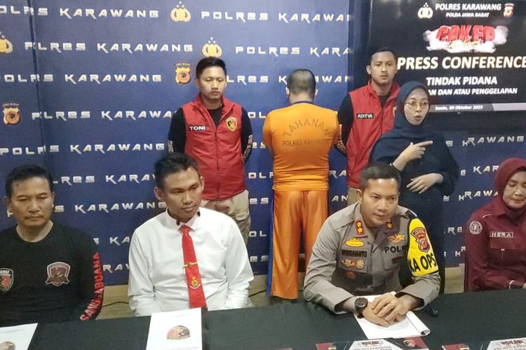 Kapolres Karawang AKBP Wirdhanto Hadicaksono beserta jajaran saat memberikan keterangan pers pengungkapan kasus penipuan berkedok arisan fiktif di Mapolres Karawang, Senin (30/10/2023).