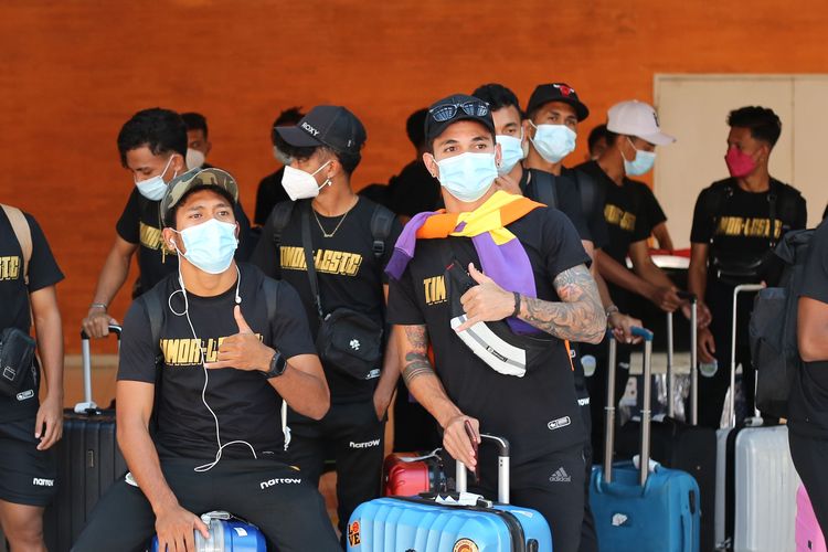 Paulo Gali Freitas (tengah depan) bersama skuad Timor Leste. Seusai menjalani karantina di Jakarta pemain Timnas Timor Leste Fabio mendarat di Bandara I Gusti Ngurah Rai Bali, Selasa (25/1/2022) sore. Mereka akan menjalani uji coba melawan Timnas Indonesia pada tanggal 27 dan 30 Januari 2022 dalam rangka FIFA Matchday di Stadion Kapten I Wayan Dipta Gianyar.